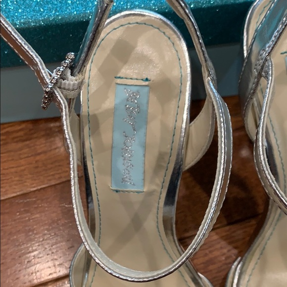 Betsy Johnson Silver Metallic Wedge size 6 - Picture 4 of 7
